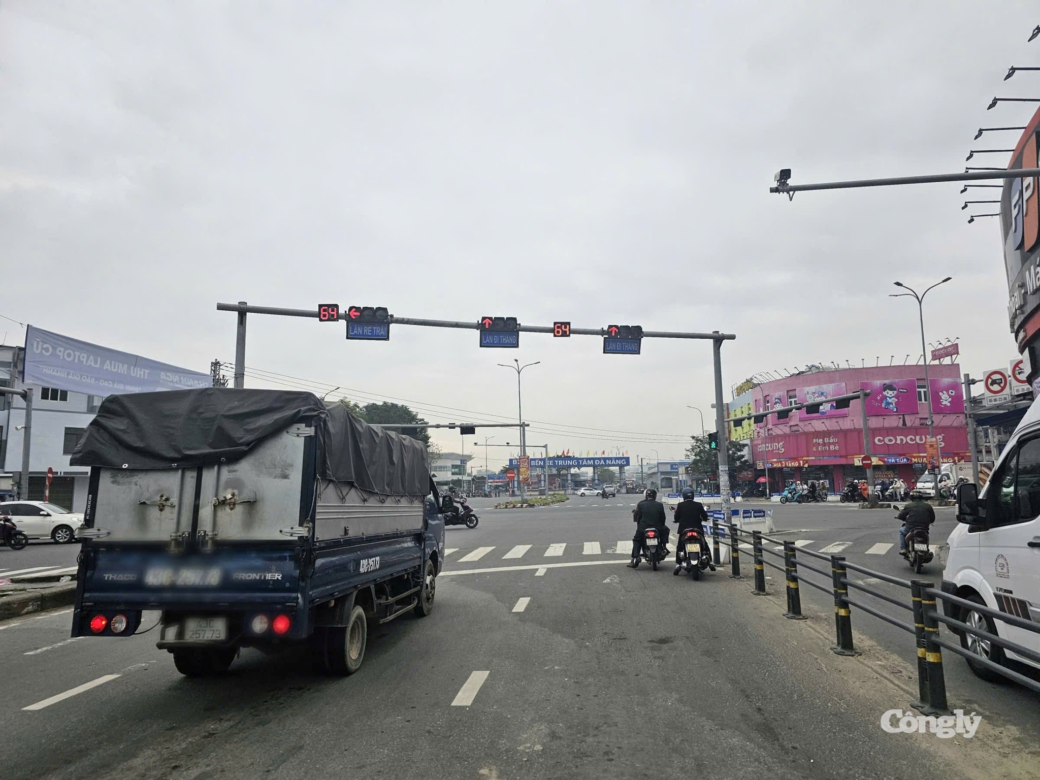 Xe tải dừng chờ đèn đỏ tại nút giao ở Đà Nẵng, nơi người điều khiển xe máy cần nhận diện điểm mù xe tải để tránh nguy cơ va chạm.
