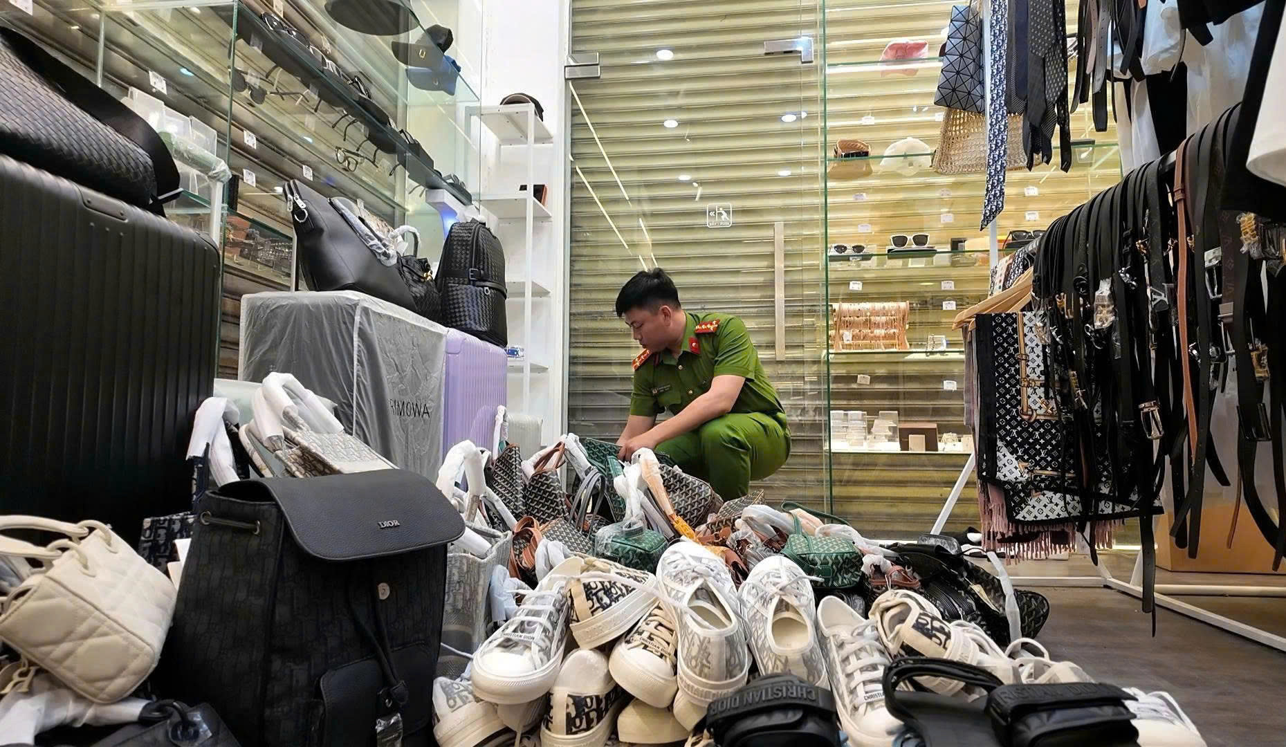 Lực lượng Công an kiểm tra nhiều sản phẩm có dấu hiệu vi phạm sở hữu trí tuệ tại cơ sở kinh doanh.