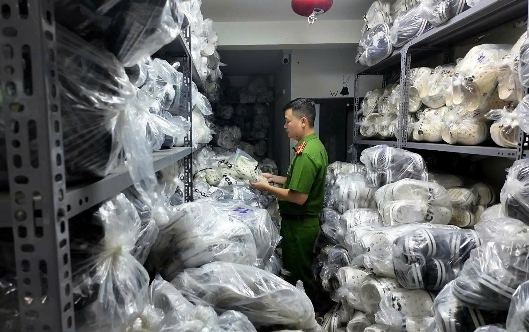Lực lượng Công an kiểm tra kho hàng có dấu hiệu vi phạm sở hữu trí tuệ tại Đà Nẵng.