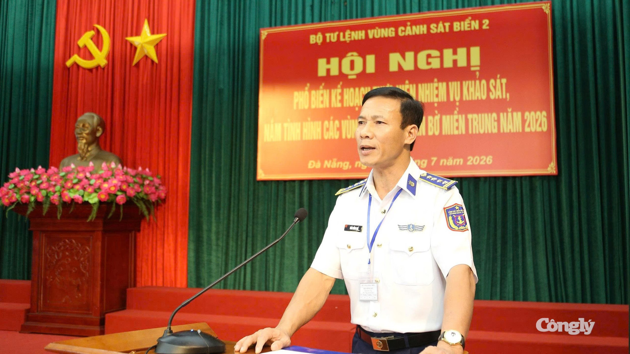 Đại tá Trần Hồng Quế, Phó Chính ủy BTL Vùng Cảnh sát biển 2 phát biểu tại Hội nghị phổ biến kế hoạch thực hiện nhiệm vụ khảo sát, nắm tình hình các vùng biển, đảo ven bờ miền Trung năm 2026