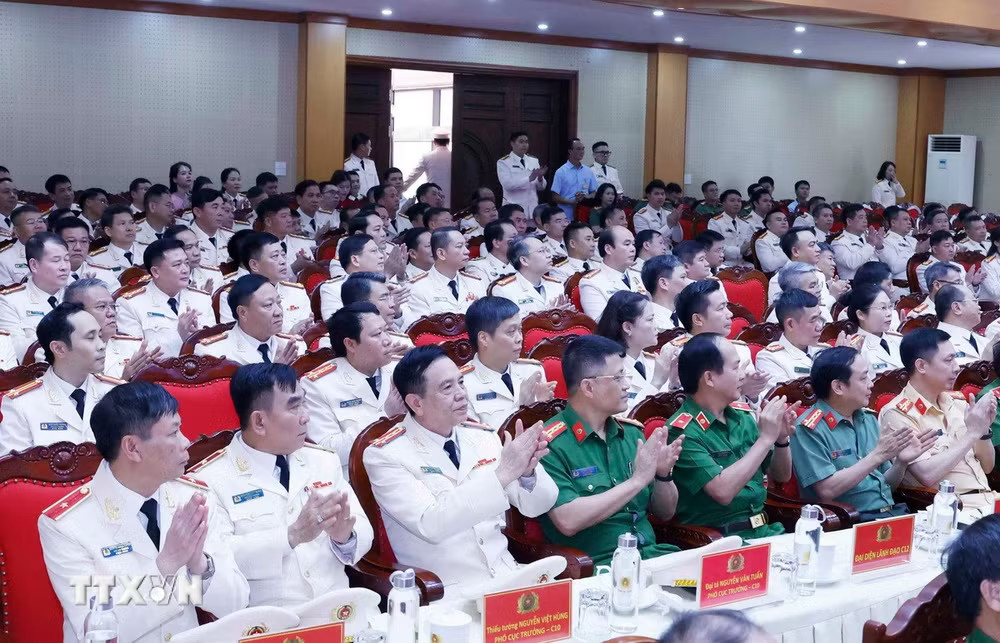 ttxvn-tong-bi-thu-chu-tich-nuoc-tham-lam-viec-voi-cuc-canh-sat-quan-ly-trai-giam-co-so-giao-duc-bat-buoc-truong-giao-duong-3-resize.jpg
