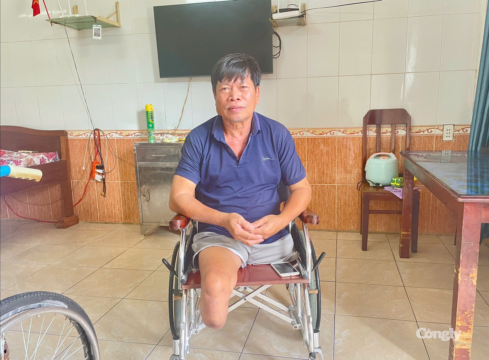 Bác Nguyễn Công Thắng,, thương binh hạng 1/4, tỷ lệ tổn thương cơ thể 91%, mất cả hai chân.