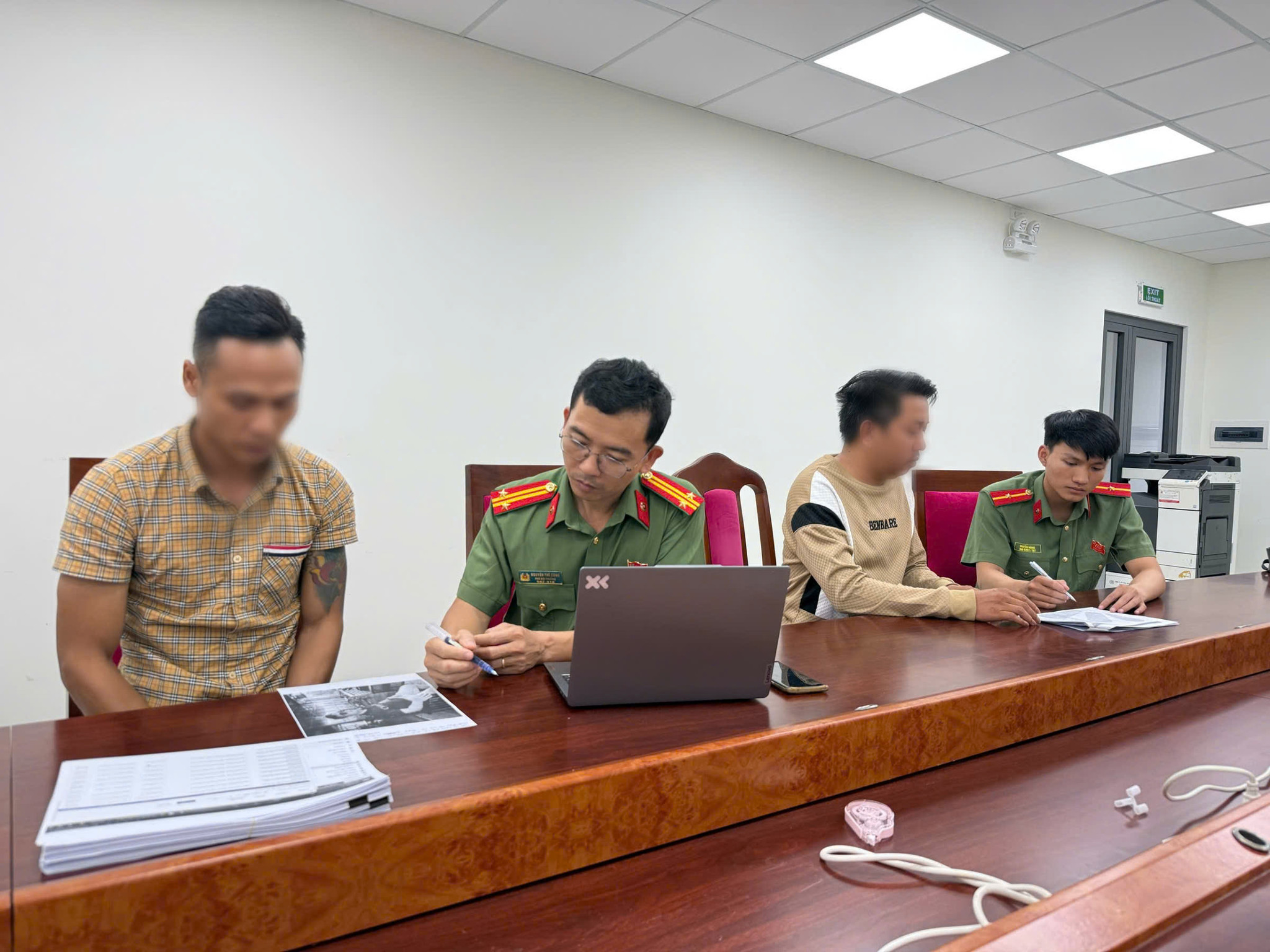 Điều tra viên lấy lời khai các bị can để phục vụ điều tra, mở rộng vụ án cá độ bóng đá.