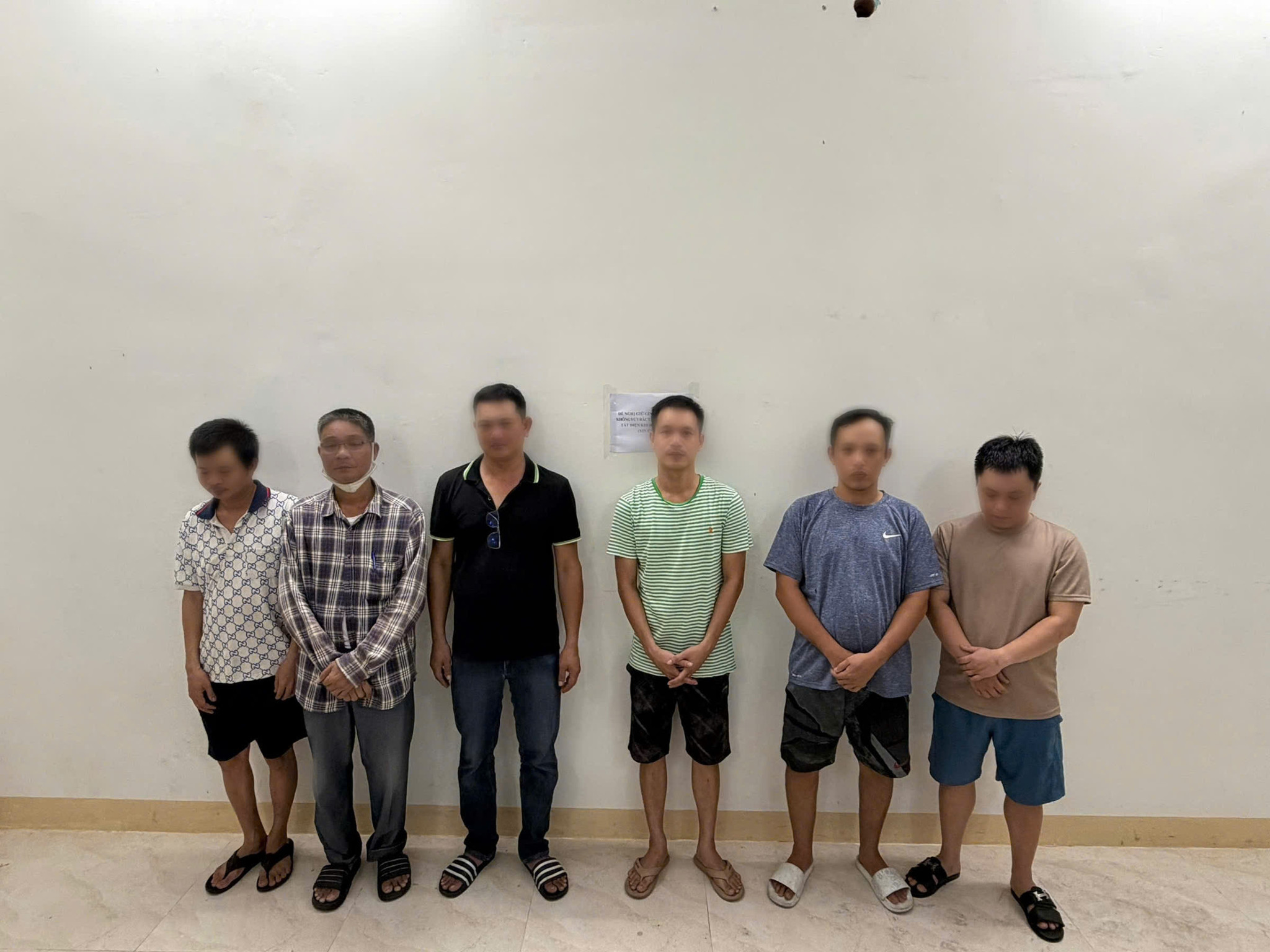 Các đối tượng trong đường dây tổ chức đánh bạc, đánh bạc dưới hình thức cá độ bóng đá bị Phòng Cảnh sát hình sự Công an TP Đà Nẵng bắt giữ, triệu tập để phục vụ công tác điều tra.