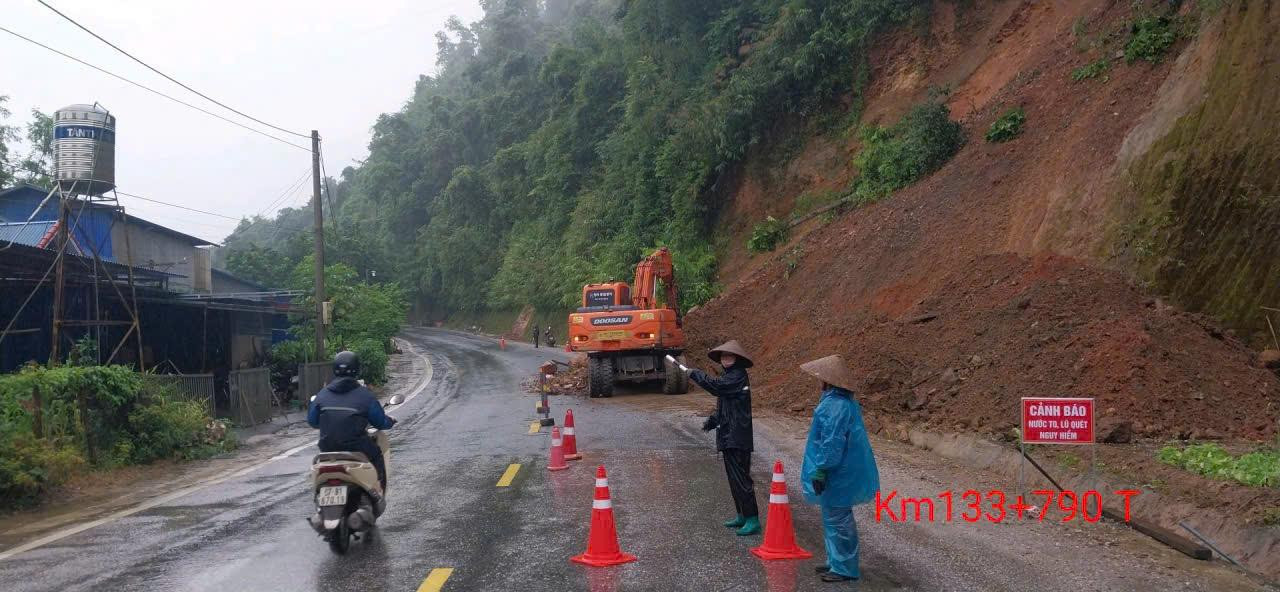 Mưa lớn gây sạt lở hàng nghìn m3 đất đá trên QL3 và QL6