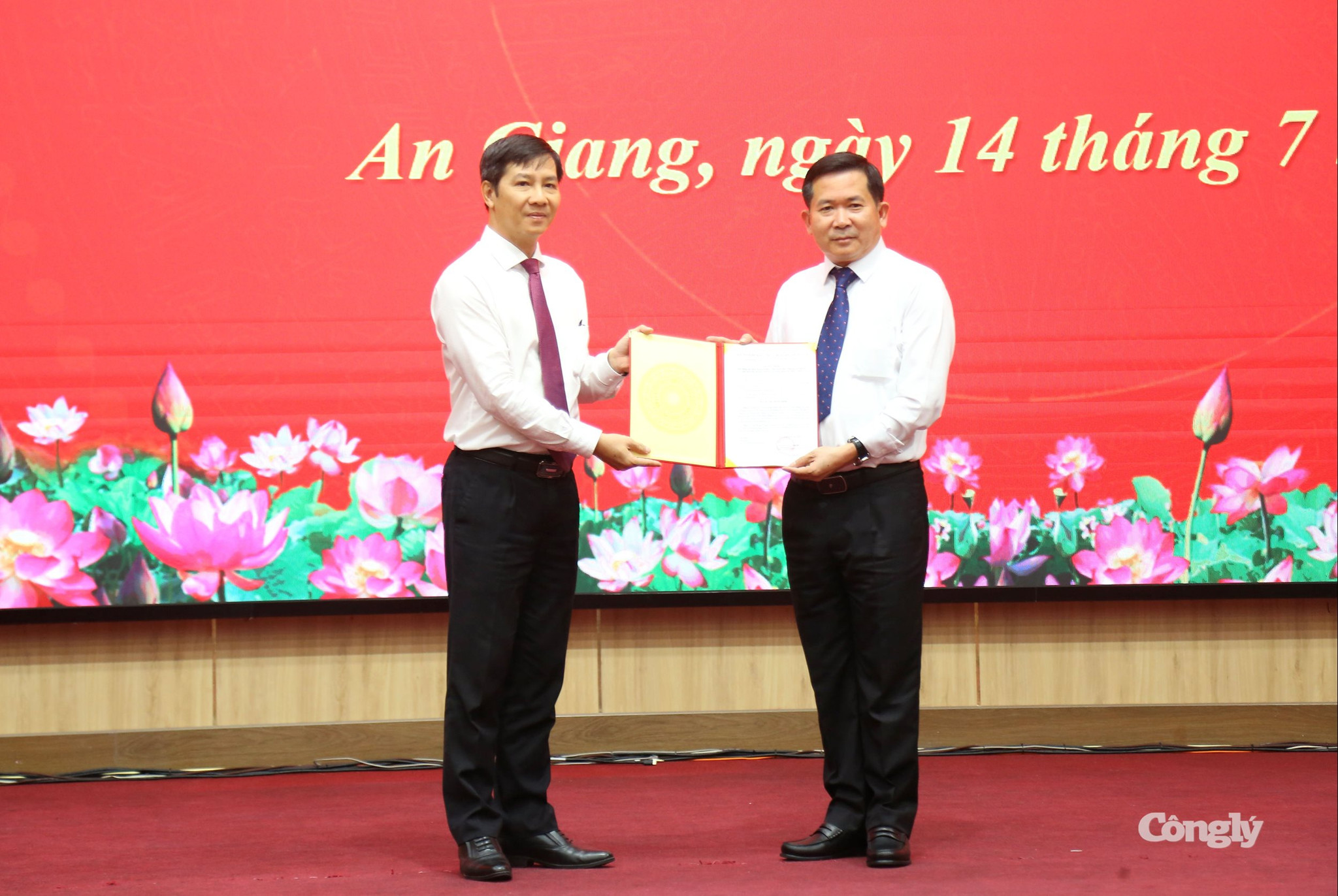 Lãnh đạo Ban Tổ chức Trung ương trao quyết định cho ông Đinh Văn Nơi