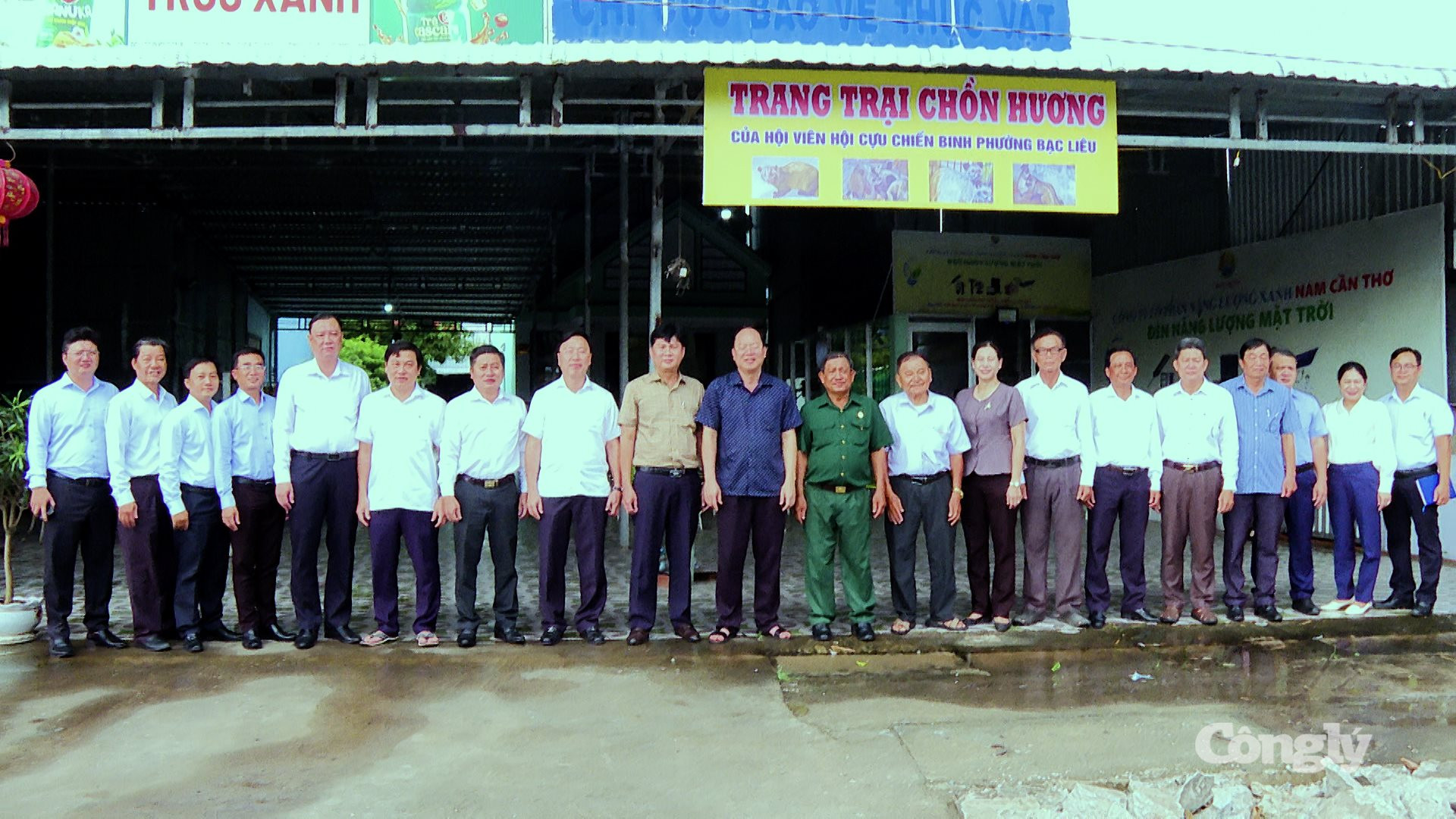 Lãnh đạo tỉnh Cà Mau và phường Bạc Liêu khảo sát các mô hình phát triển kinh tế tại địa phương.
