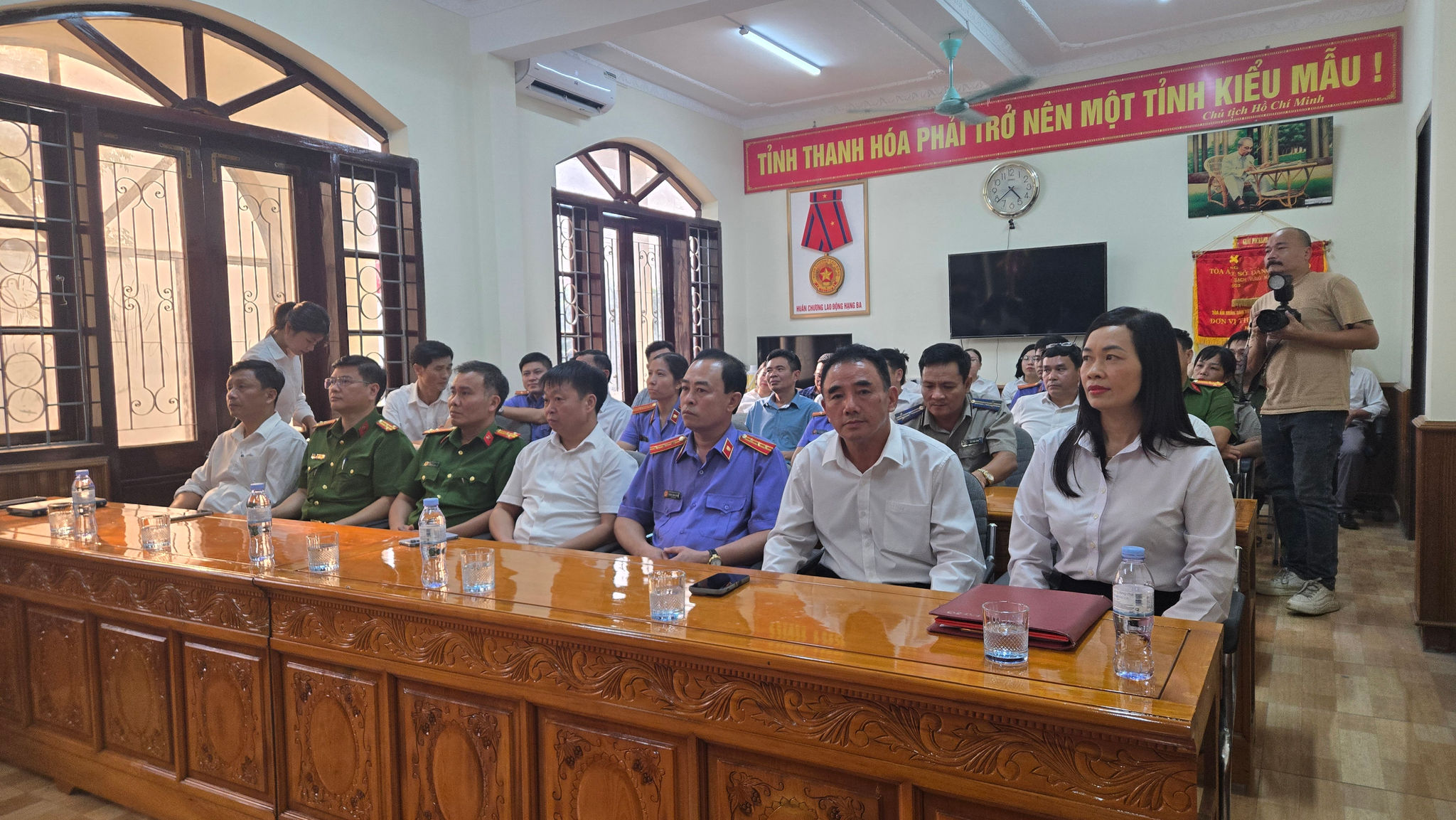 Các đại biểu tham dự buổi lễ.