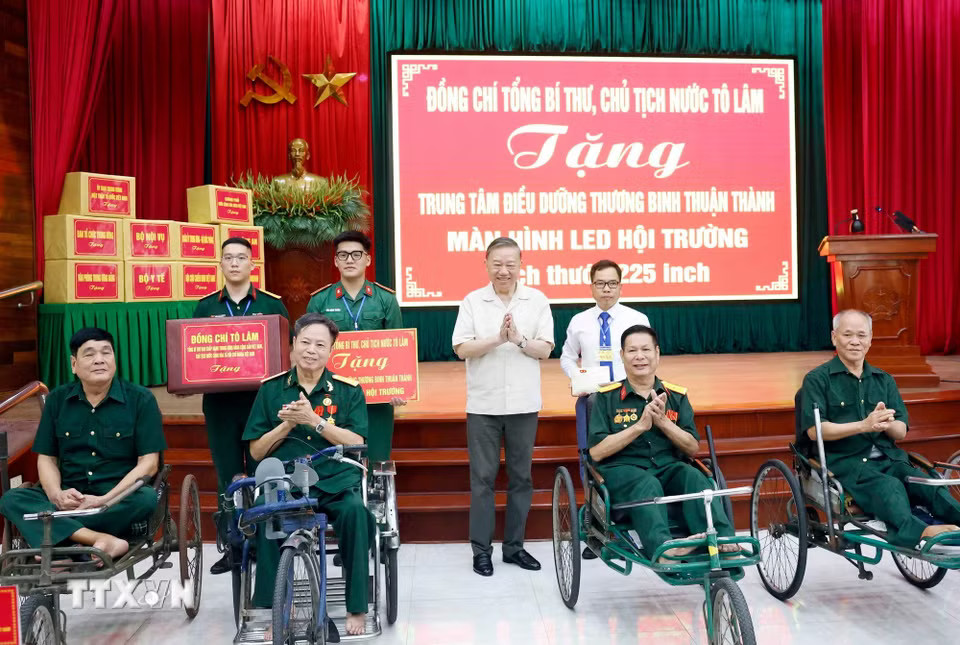 Tổng Bí thư, Chủ tịch nước Tô Lâm tặng quà cho Trung tâm Điều dưỡng thương binh Thuận Thành, phường Ninh Xá, tỉnh Bắc Ninh. (Ảnh: Thống Nhất/TTXVN)