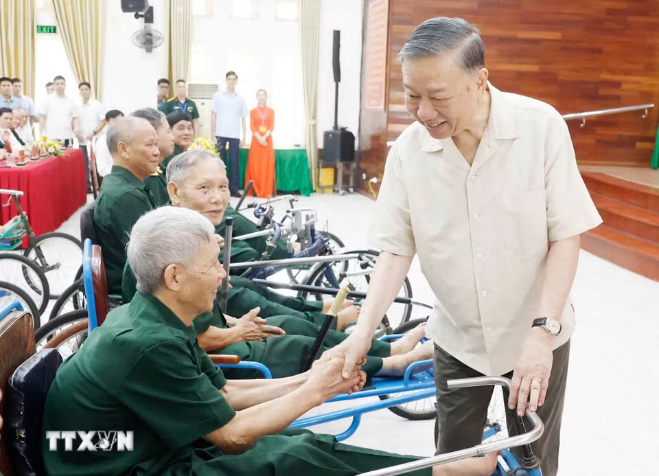 Tổng Bí thư, Chủ tịch nước Tô Lâm thăm hỏi các thương binh, bệnh binh. (Ảnh: Thống Nhất/TTXVN)