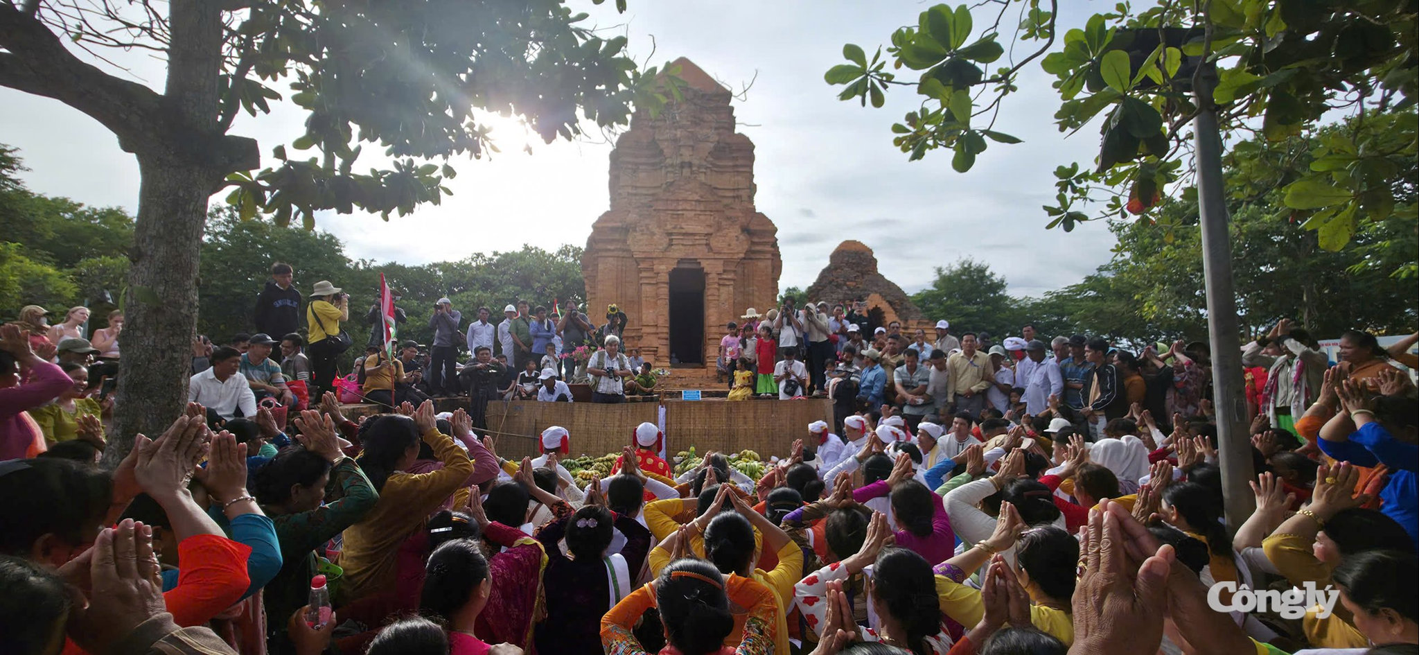 canh-giac-voi-chiec-bay-van-hoa-ngoai-lai-1.jpg