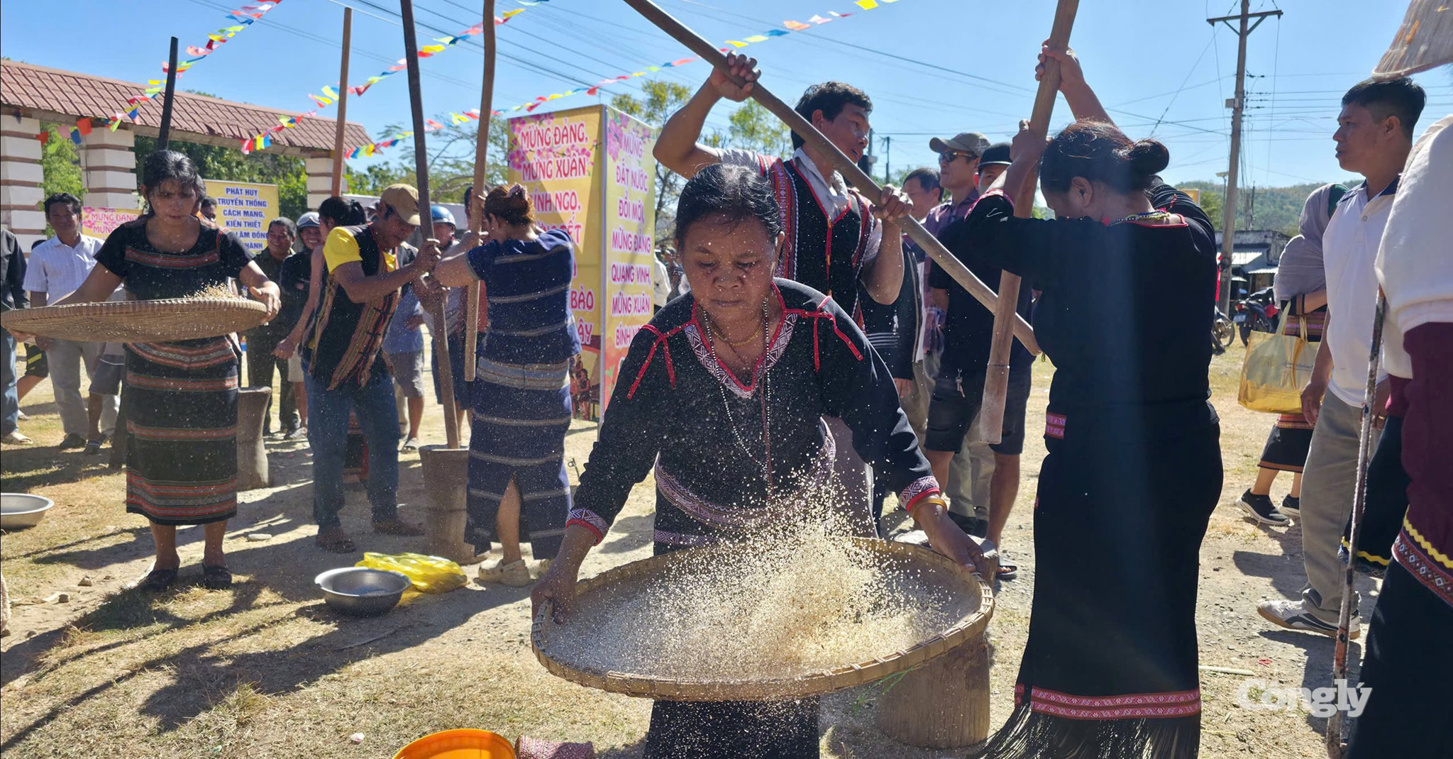 canh-giac-voi-chiec-bay-van-hoa-ngoai-lai-3.jpg