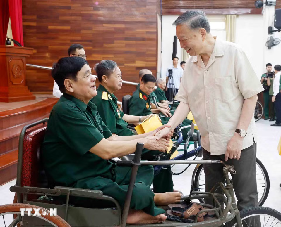 Tổng Bí thư, Chủ tịch nước Tô Lâm thăm hỏi, tặng quà cho các thương binh, bệnh binh. (Ảnh: Thống Nhất/TTXVN)