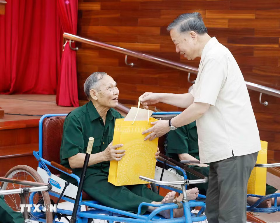 Tổng Bí thư, Chủ tịch nước Tô Lâm thăm hỏi, tặng quà cho các thương binh, bệnh binh. (Ảnh: Thống Nhất/TTXVN)