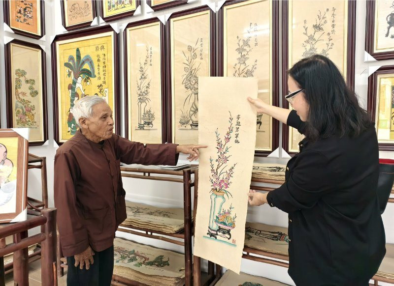 nghe-nhan-tranh-dan-gian-dong-ho.jpg