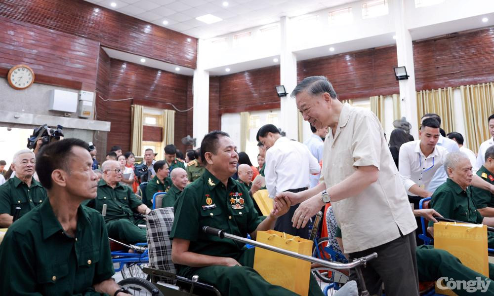 tong-bi-thu-chu-tich-nuoc-to-lam-tang-qua-thuong-binh-trung-tam-dieu-duong-thuong-binh-thuan-thanh(1).jpg