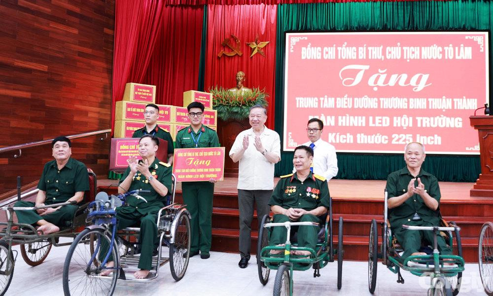 tong-bi-thu-chu-tich-nuoc-to-lam-tang-qua-trung-tam-dieu-duong-thuong-binh-thuan-thanh-copy-1(1).jpg