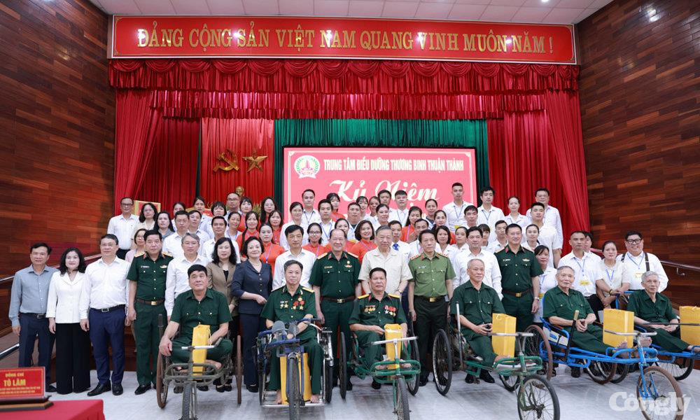 tong-bi-thu-chu-tich-nuoc-to-lam-va-dai-bieu-chup-anh-lu-niem-trung-tam-dieu-duong-thuong-binh-thuan-thanh(1).jpg
