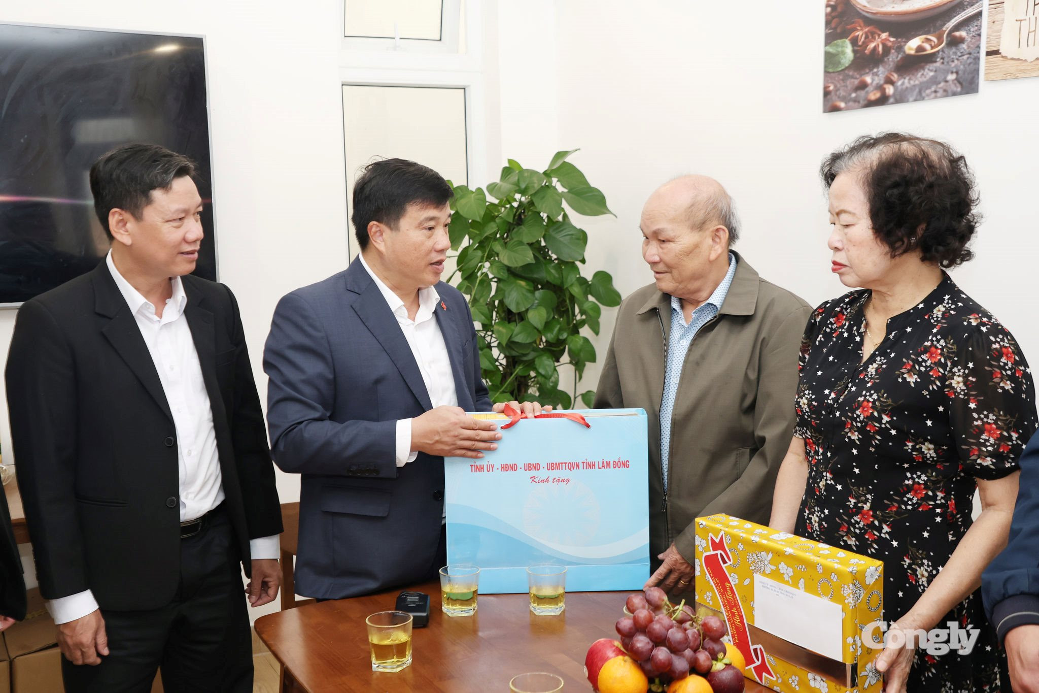 bi-thu-tham-tang-qua-2.jpg