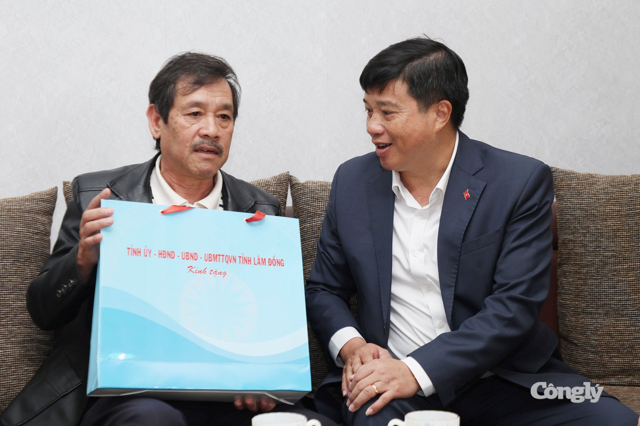 bi-thu-tham-tang-qua-7.jpg
