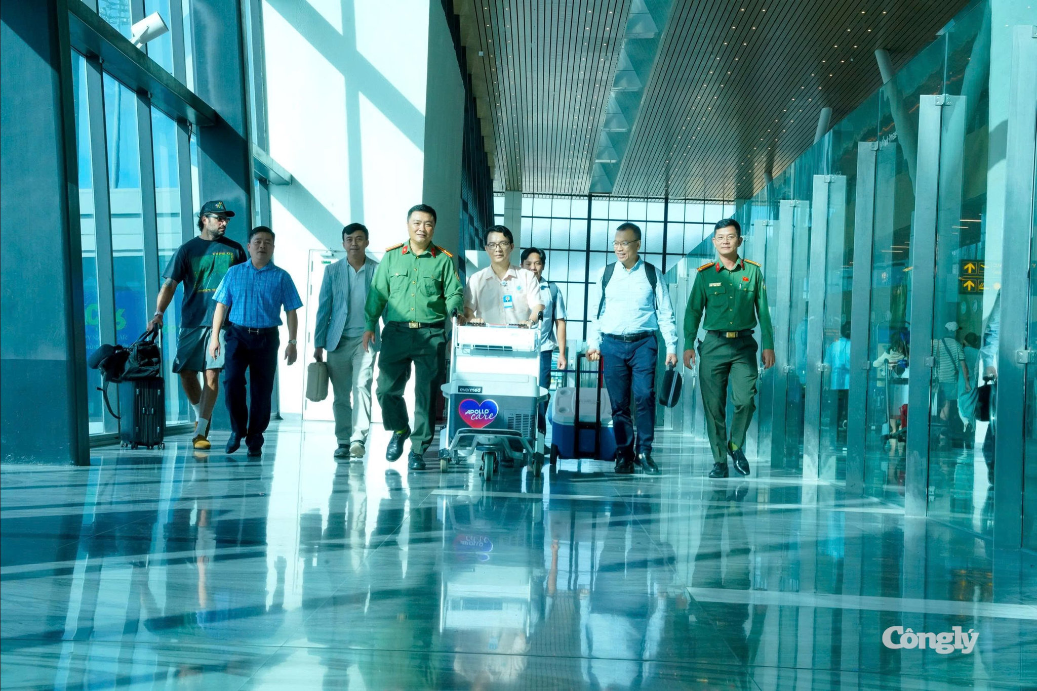 Tim hiến nhanh chóng được vận chuyển về Sân bay Tân Sơn Nhất dưới sự phối hợp chặt chẽ của Ê-kíp BV ĐHYD và các lực lượng chức năng