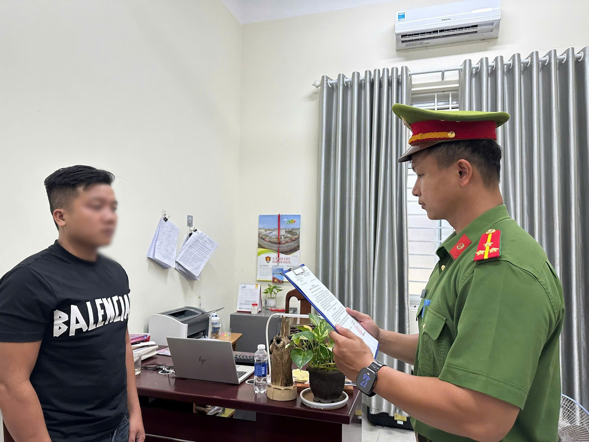 Cơ quan Cảnh sát điều tra Công an TP Đà Nẵng tống đạt quyết định khởi tố bị can trong vụ án cưỡng đoạt tài sản.