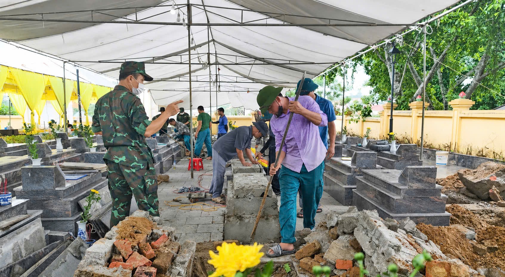 Công đoạn phục hồi nguyên trạng phần mộ liệt sĩ sau khi đã khai quật, lấy mẫu sinh phẩm để giám định, đảm bảo tính thẩm mỹ và sự trang nghiêm.