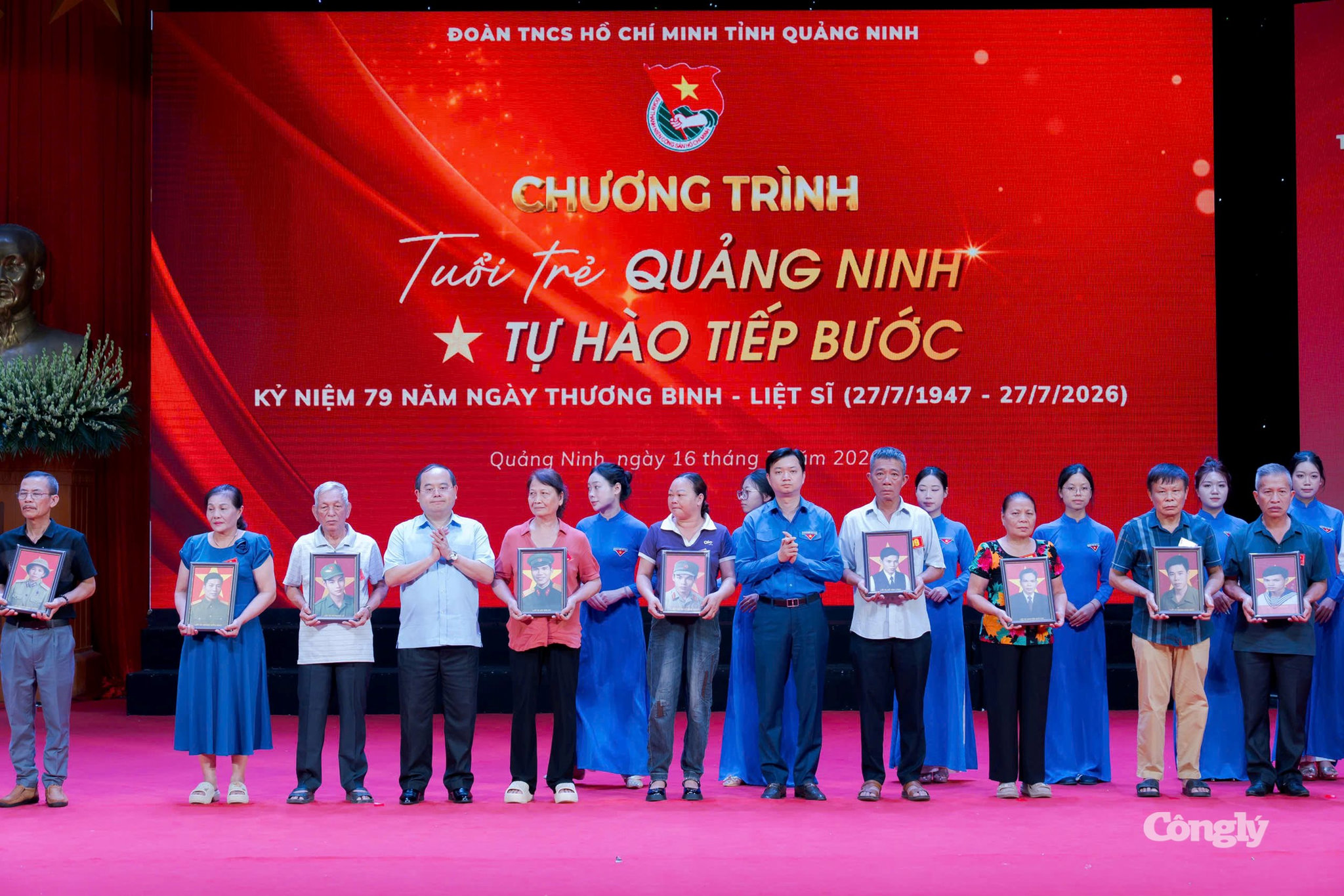 24 bức ảnh chân dung liệt sĩ được phục dựng và trao tặng tới thân nhân các gia đình liệt sĩ.