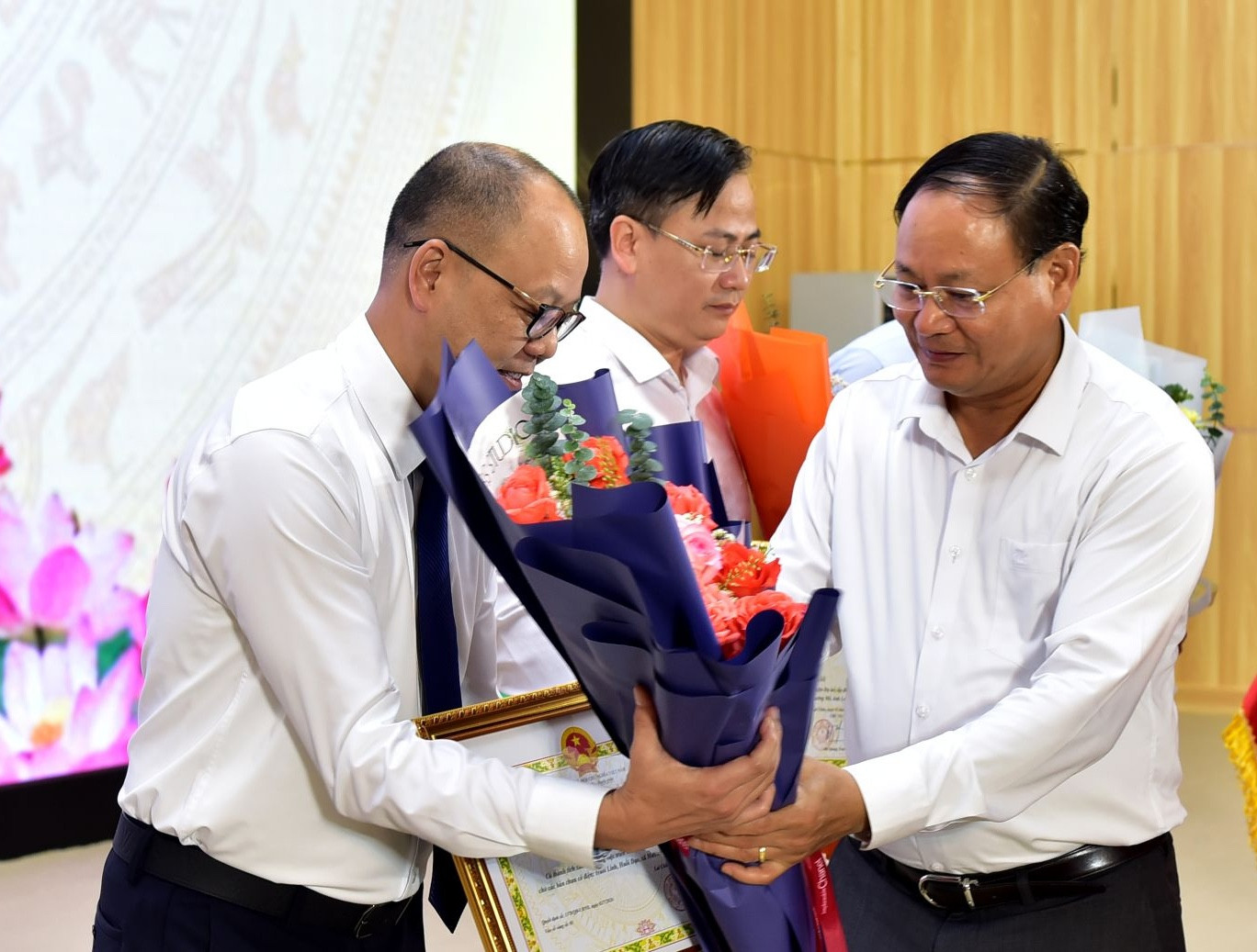 Bi thu Ngân tặng GK