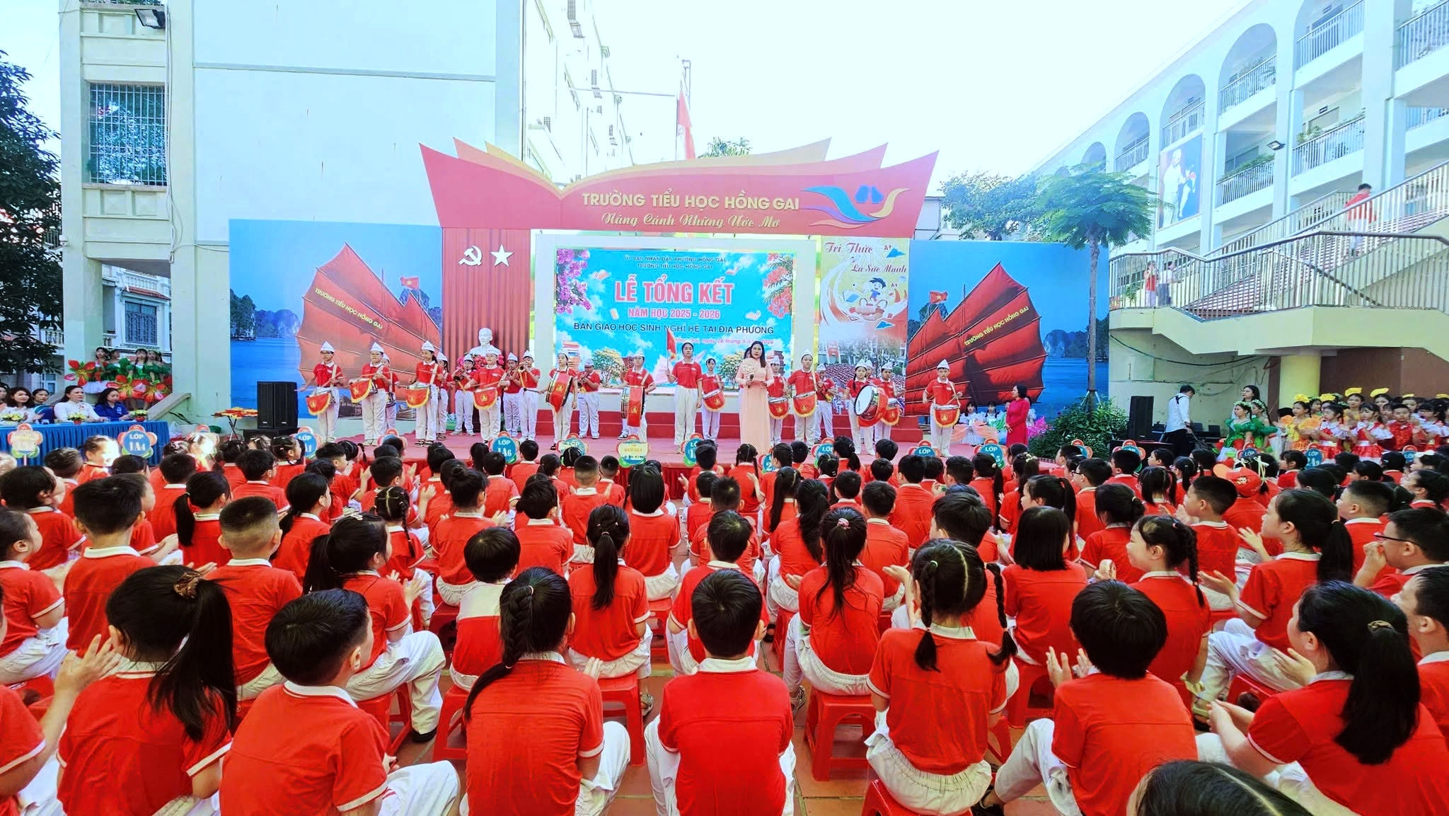 học sinh tiểu học Hồng Gai 2