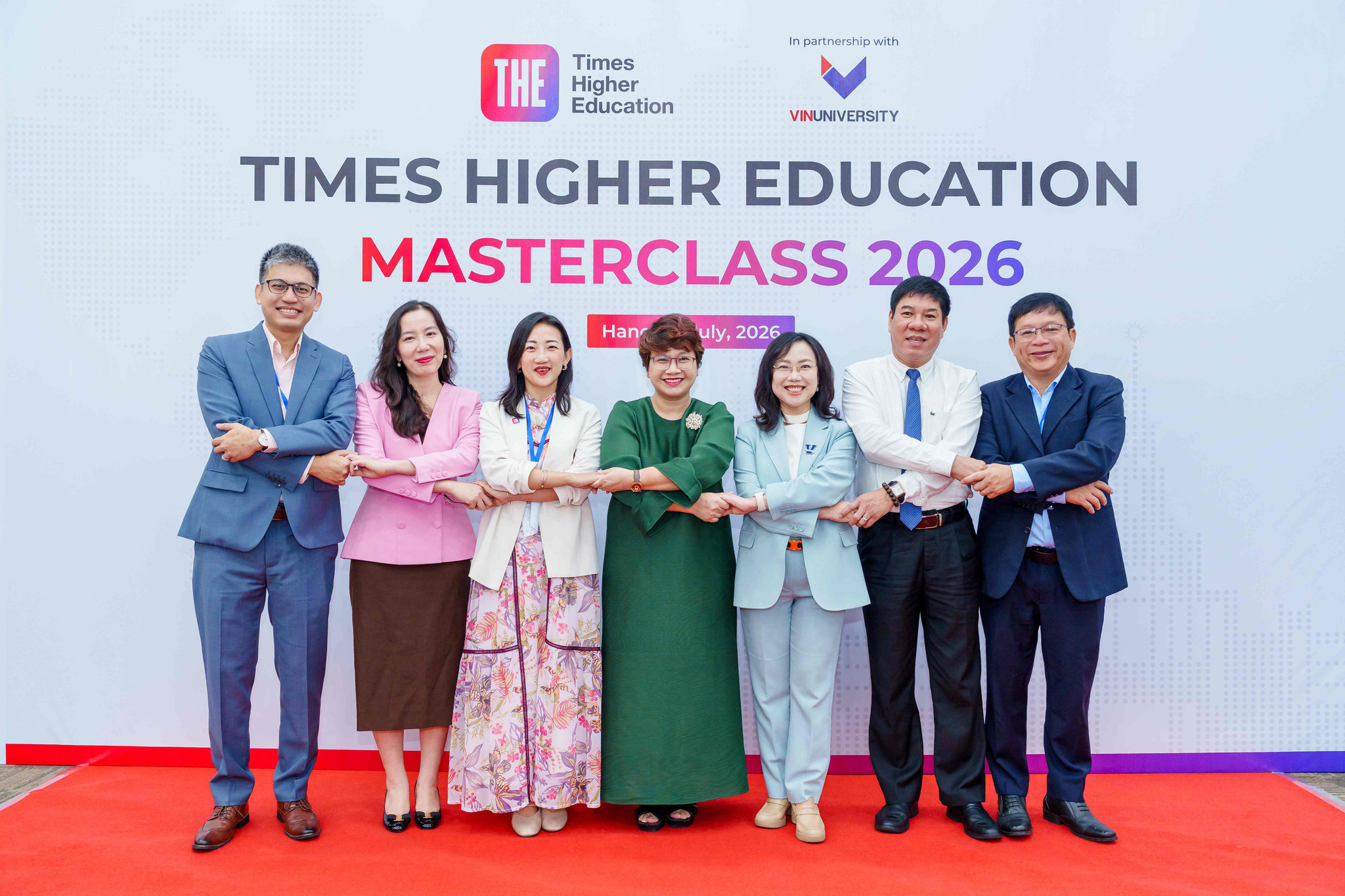 Ảnh 3 - Đại diện Lãnh đạo Bộ GD&ĐT, Tổ chức xếp hạng Times Higher Education, Trường Đại học VinUni và các trường Đại học Việt Nam tại Hội thảo“Từ dữ liệu đến vị thế_ Nghiên cứu, phát triển bền vững và sự hiện diện toàn cầu