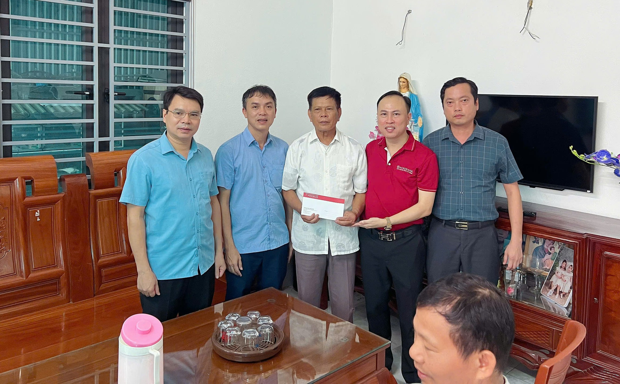Trong dịp này có đến 50 suất quà nghĩa tình với tổng trị giá 30 triệu đồng được TAND Khu vực 3 - Hà Tĩnh cùng các đơn vị đồng hành gửi tới các gia đình chính sách trên địa bàn.