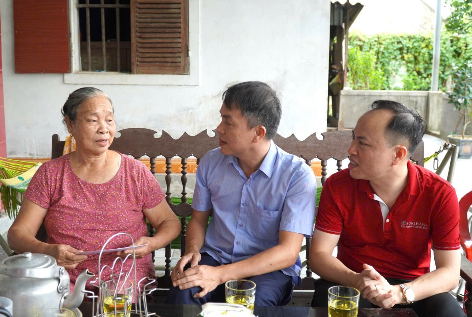 Mỗi món quà trao đi, tất cả đều chứa đựng những tấm lòng tri ân sâu sắc của TAND Khu vực 3 cũng như các đơn vị đồng hành.