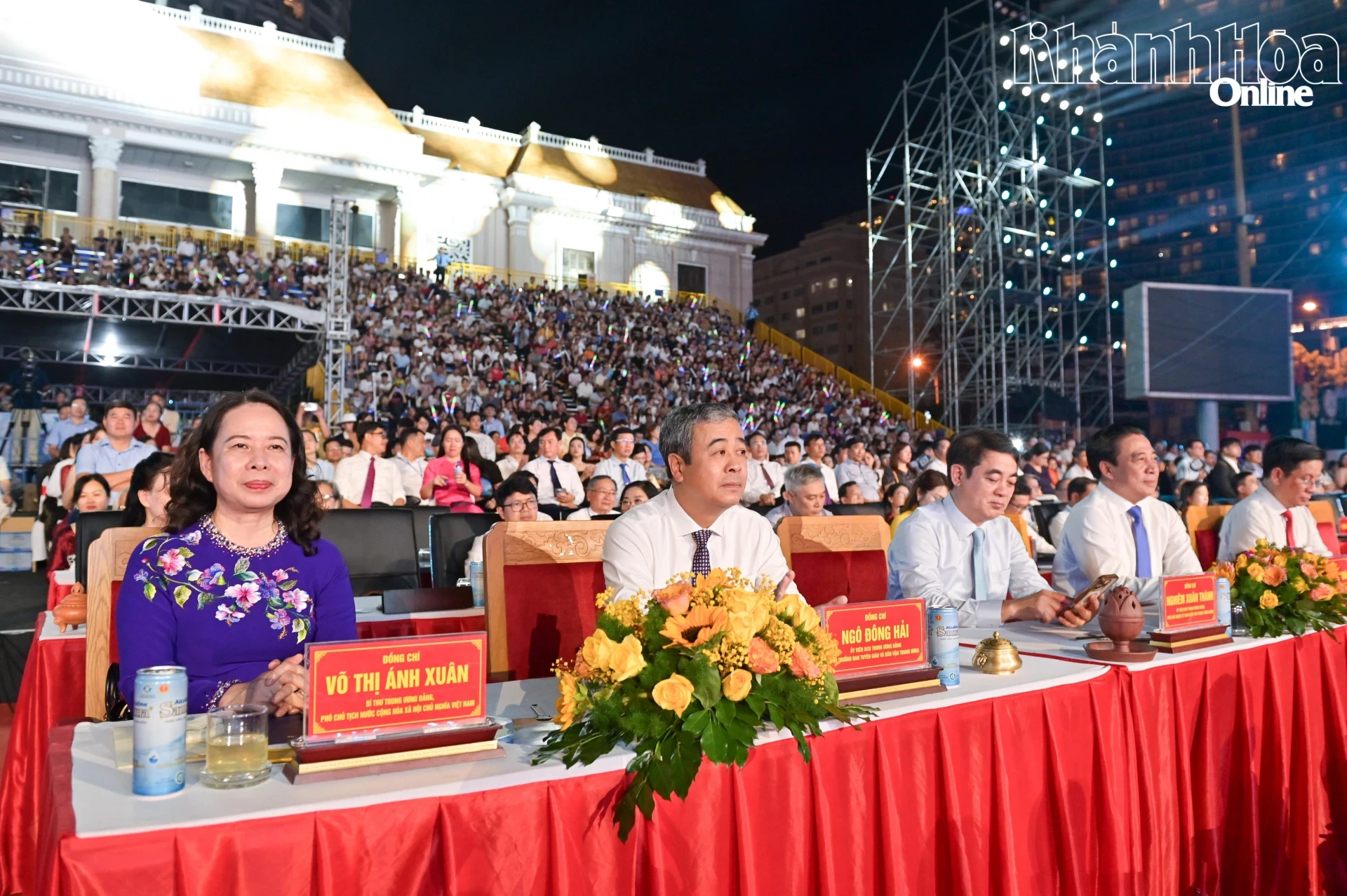 Phó Chủ tịch nước Võ Thị Ánh Xuân cùng các đồng chí lãnh đạo Đảng, Nhà nước và các tỉnh, thành phố tham dự Lễ khai mạc Festival Biển Khánh Hòa năm 2026. Ảnh: Báo điện tử tỉnh Khánh Hòa. 