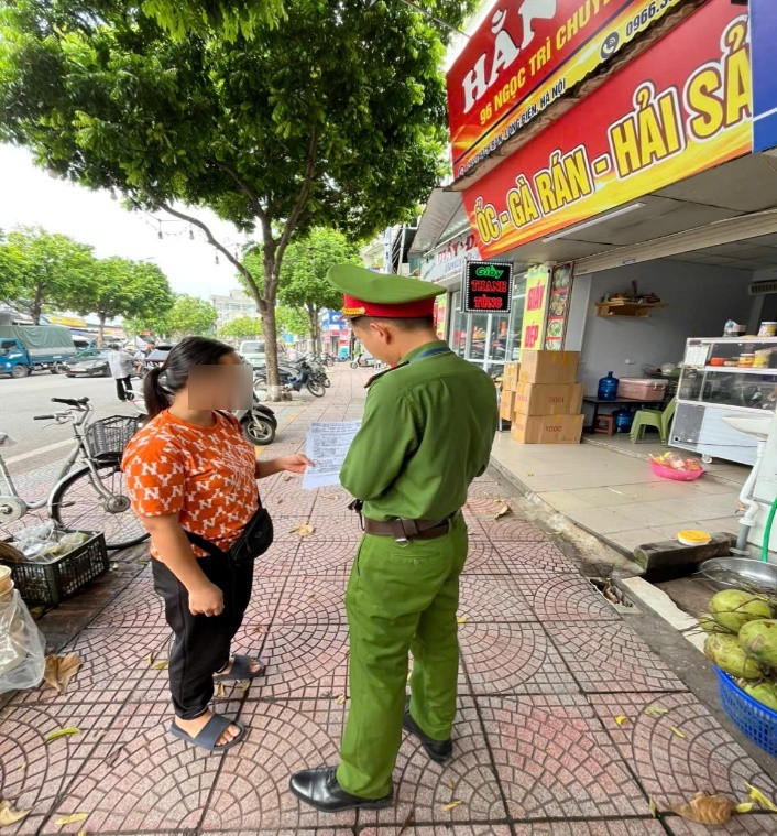 Phường Long Biên (Hà Nội) siết xử lý lấn chiếm hè phố, góp phần bảo đảm an toàn giao thông