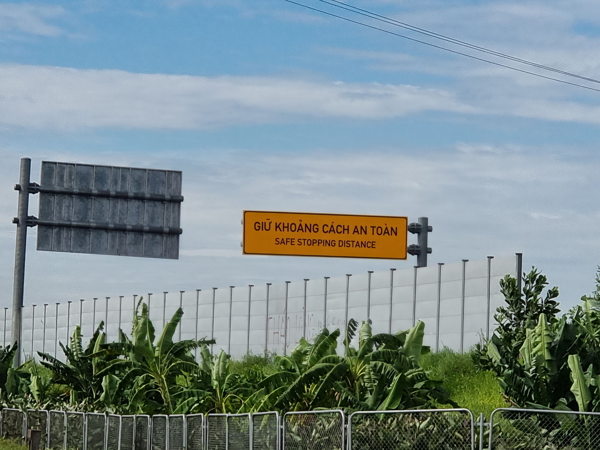 Trời mưa, đường trơn vì sao cần giữ khoảng cách xa hơn xe phía trước 1