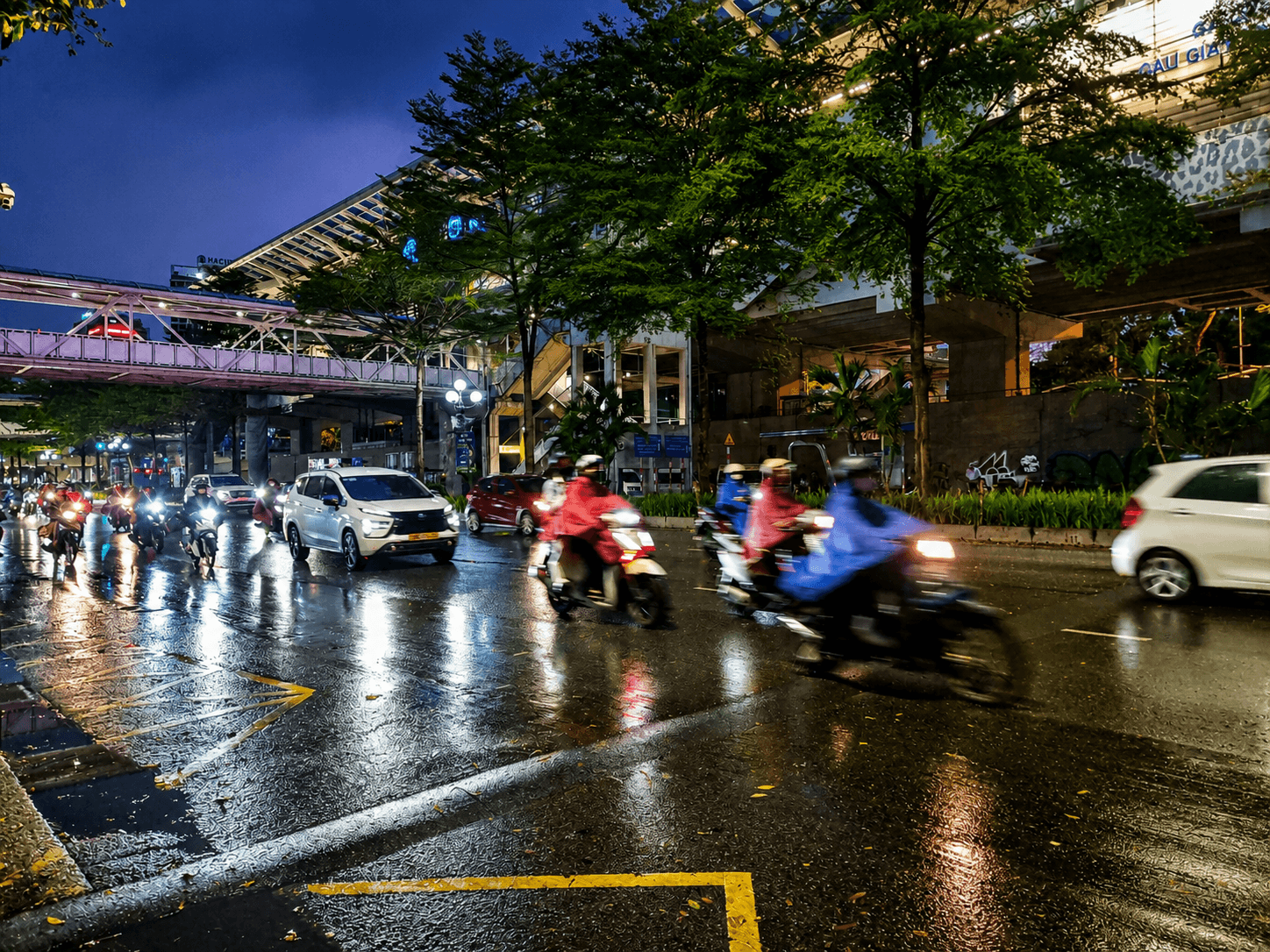 Trời mưa, đường trơn vì sao cần giữ khoảng cách xa hơn xe phía trước 2