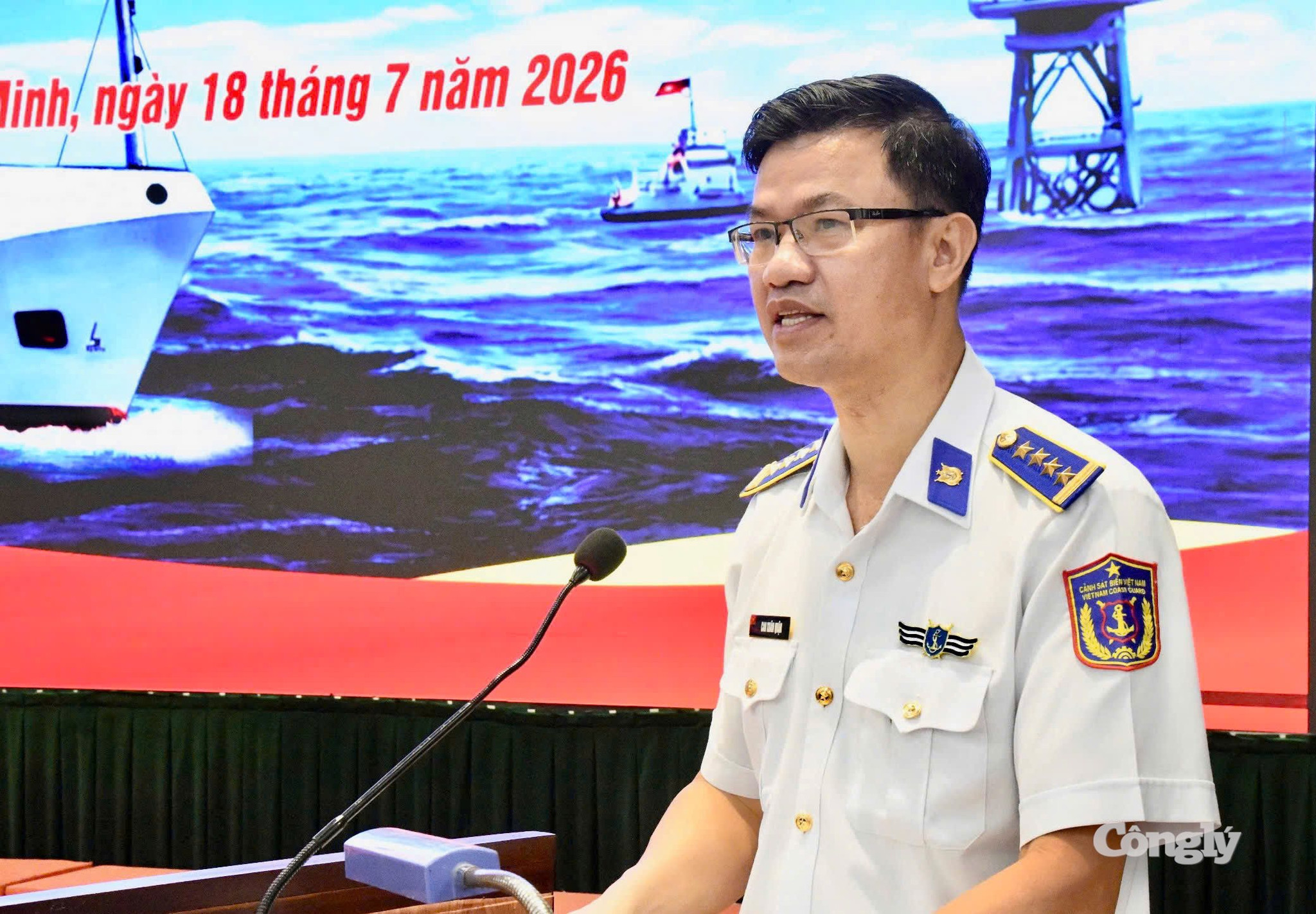 Đại tá Cao Xuân Quận, Phó Chính ủy BTL Vùng Cảnh sát biển 3 phát biểu tại buổi giao lưu.