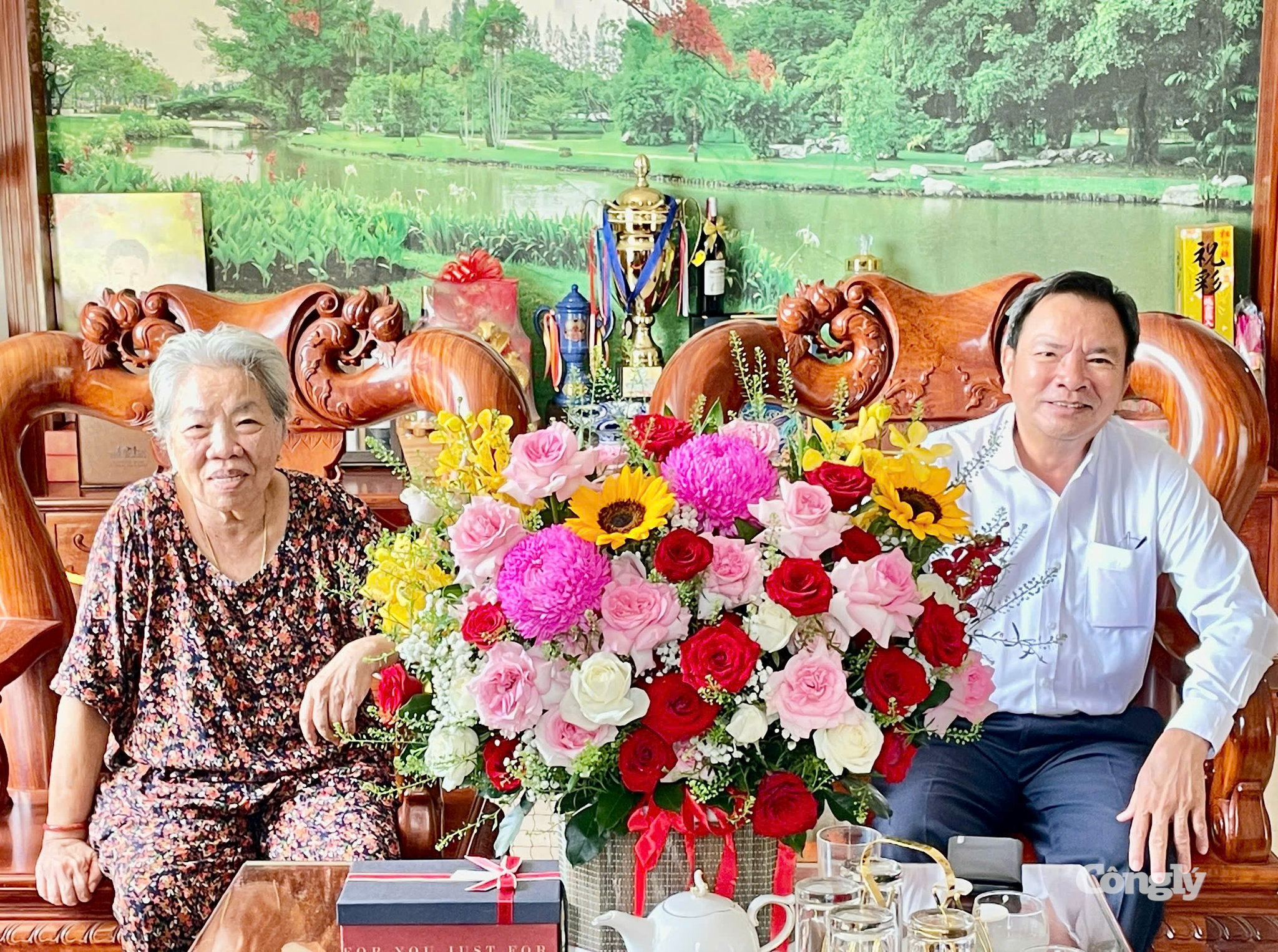 Phó Chánh án, Trần Văn Vui ân cần thăm hỏi nguyên Chánh án Trương Thị Đáng.
