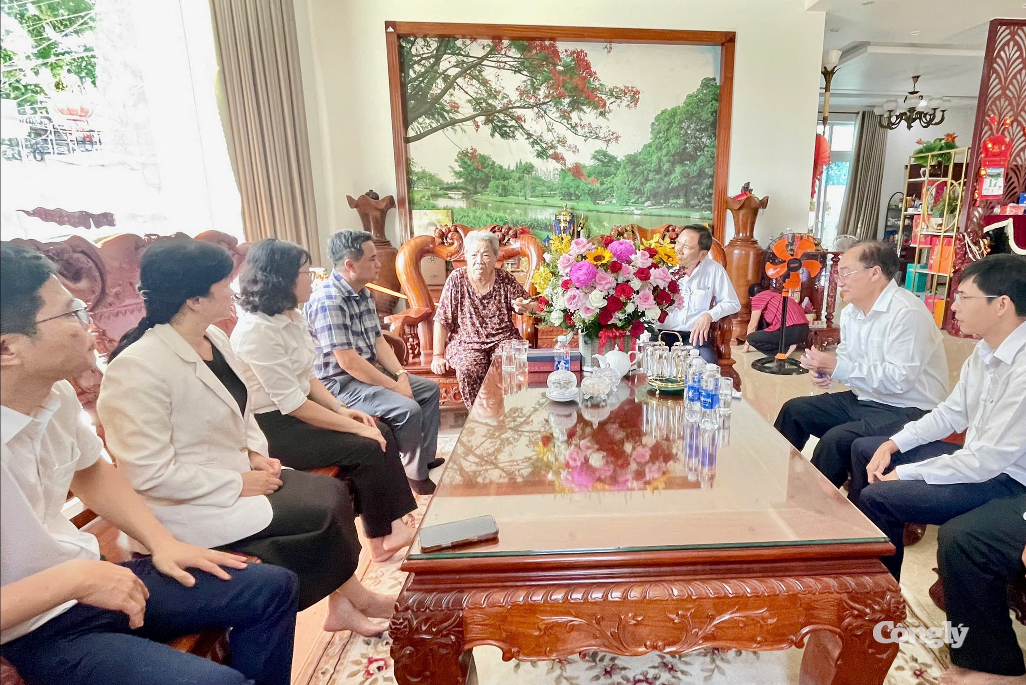 Đoàn công tác đã đến thăm nguyên Chánh án Trương Thị Đáng.