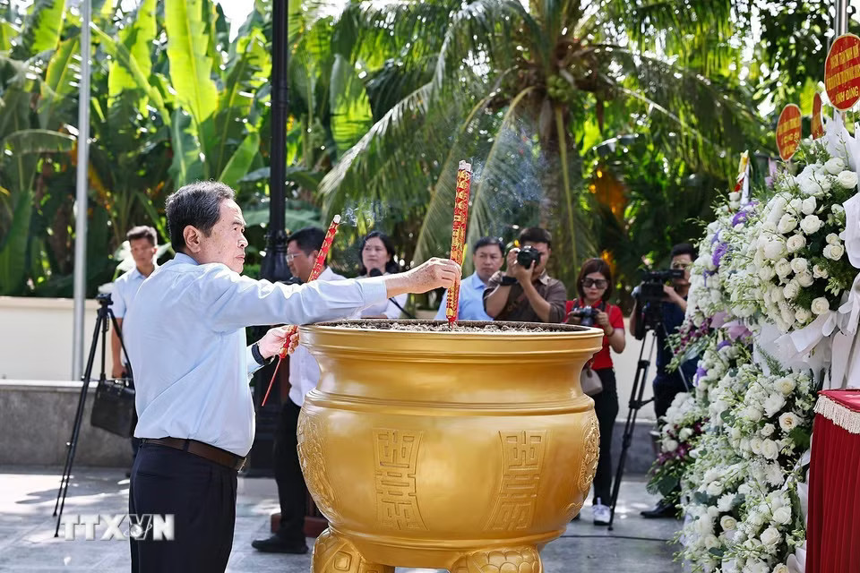Chủ tịch Quốc hội Trần Thanh Mẫn dâng hương, dâng hoa tại Công viên Tượng đài, Nhà lưu niệm Anh hùng liệt sỹ Võ Thị Sáu. (Ảnh: Doãn Tấn/TTXVN)