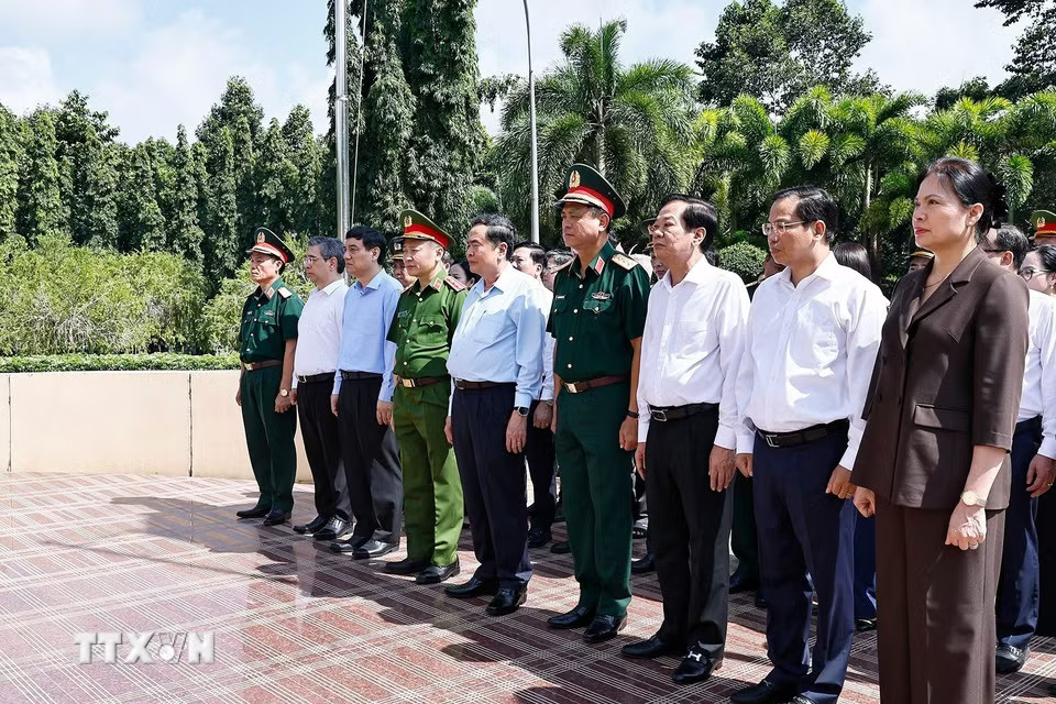 Chủ tịch Quốc hội Trần Thanh Mẫn dâng hương, dâng hoa tại Nghĩa trang liệt sỹ Long Điền Đất Đỏ. (Ảnh: Doãn Tấn/TTXVN)