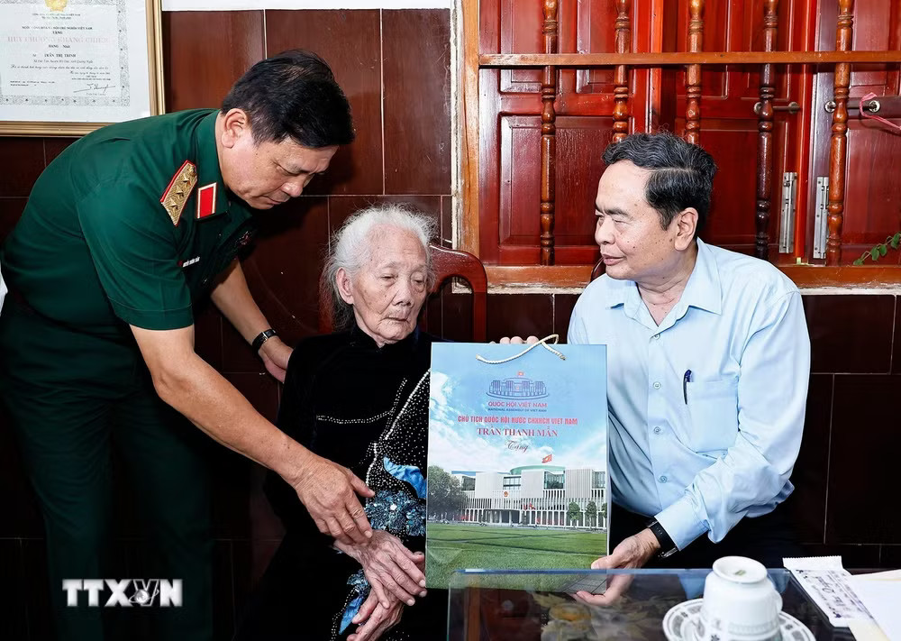 Chủ tịch Quốc hội Trần Thanh Mẫn thăm, tặng quà Mẹ Việt Nam Anh hùng Trần Thị Trinh. (Ảnh: Doãn Tấn/TTXVN) ttxvn-chu-tich-quoc-hoi-tri-an-nguoi-co-cong-tai-tp-ho-chi-minh-1907-4.jpg