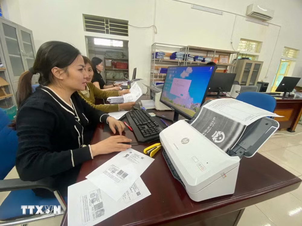 Cán bộ xã Xuân Hòa, tỉnh Thanh Hóa, thực hiện thu thập dữ liệu thông tin đất đai. (Ảnh: Nguyễn Nam/TTXVN) ttxvn-co-so-du-lieu-quoc-gia-ve-dat-dai-8366189.jpg