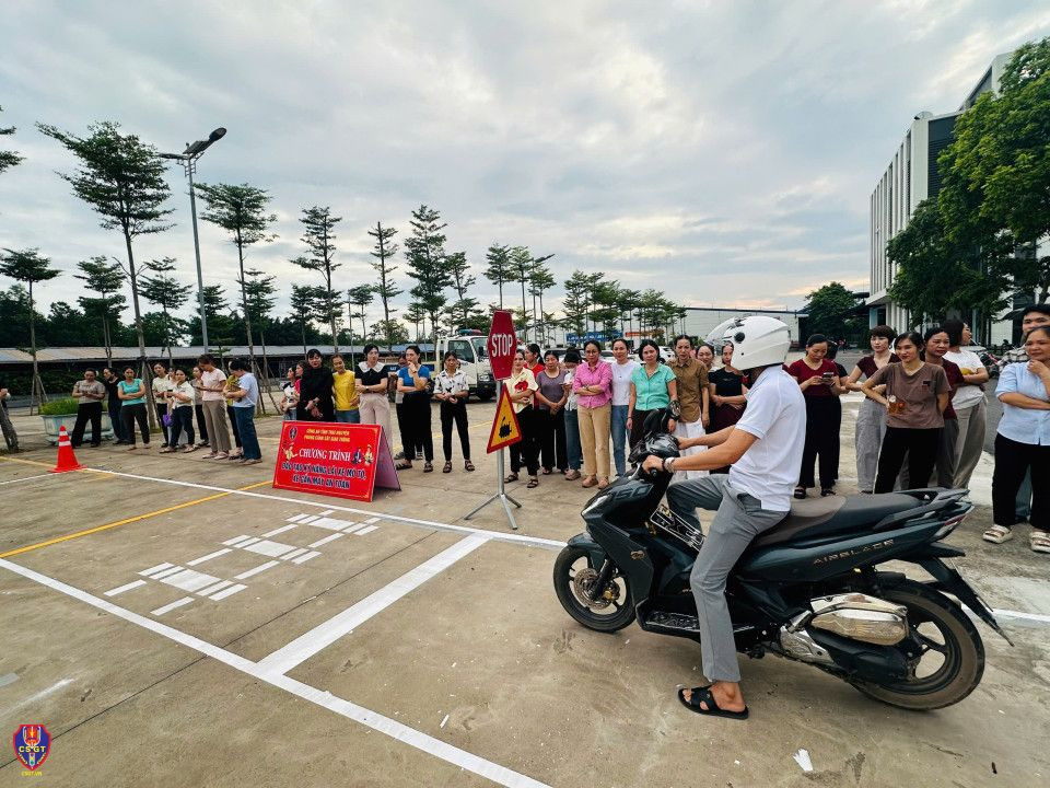 CSGT Thái Nguyên hướng dẫn kỹ năng lái xe an toàn cho hàng nghìn công nhân 1
