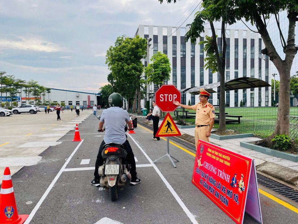 CSGT Thái Nguyên hướng dẫn kỹ năng lái xe an toàn cho hàng nghìn công nhân 2