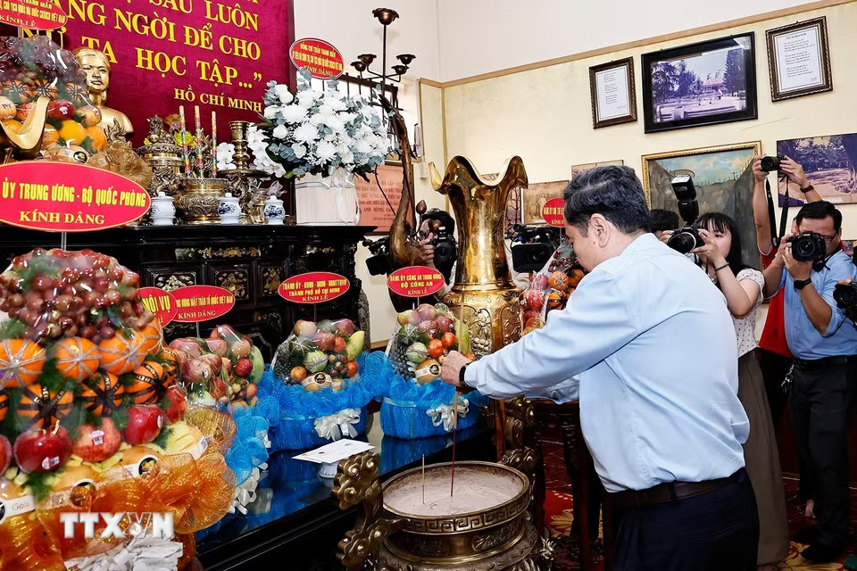 Chủ tịch Quốc hội Trần Thanh Mẫn dâng hương, dâng hoa tại Công viên Tượng đài, Nhà lưu niệm Anh hùng liệt sỹ Võ Thị Sáu. (Ảnh: Doãn Tấn/TTXVN)