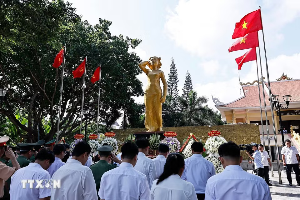Chủ tịch Quốc hội Trần Thanh Mẫn dâng hương, dâng hoa tại Công viên Tượng đài, Nhà lưu niệm Anh hùng liệt sỹ Võ Thị Sáu. (Ảnh: Doãn Tấn/TTXVN)