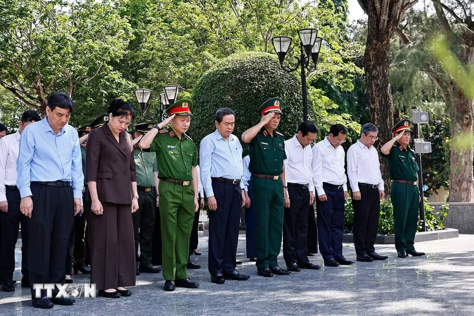 Chủ tịch Quốc hội Trần Thanh Mẫn dâng hương, dâng hoa tại Công viên Tượng đài, Nhà lưu niệm Anh hùng liệt sỹ Võ Thị Sáu. (Ảnh: Doãn Tấn/TTXVN)