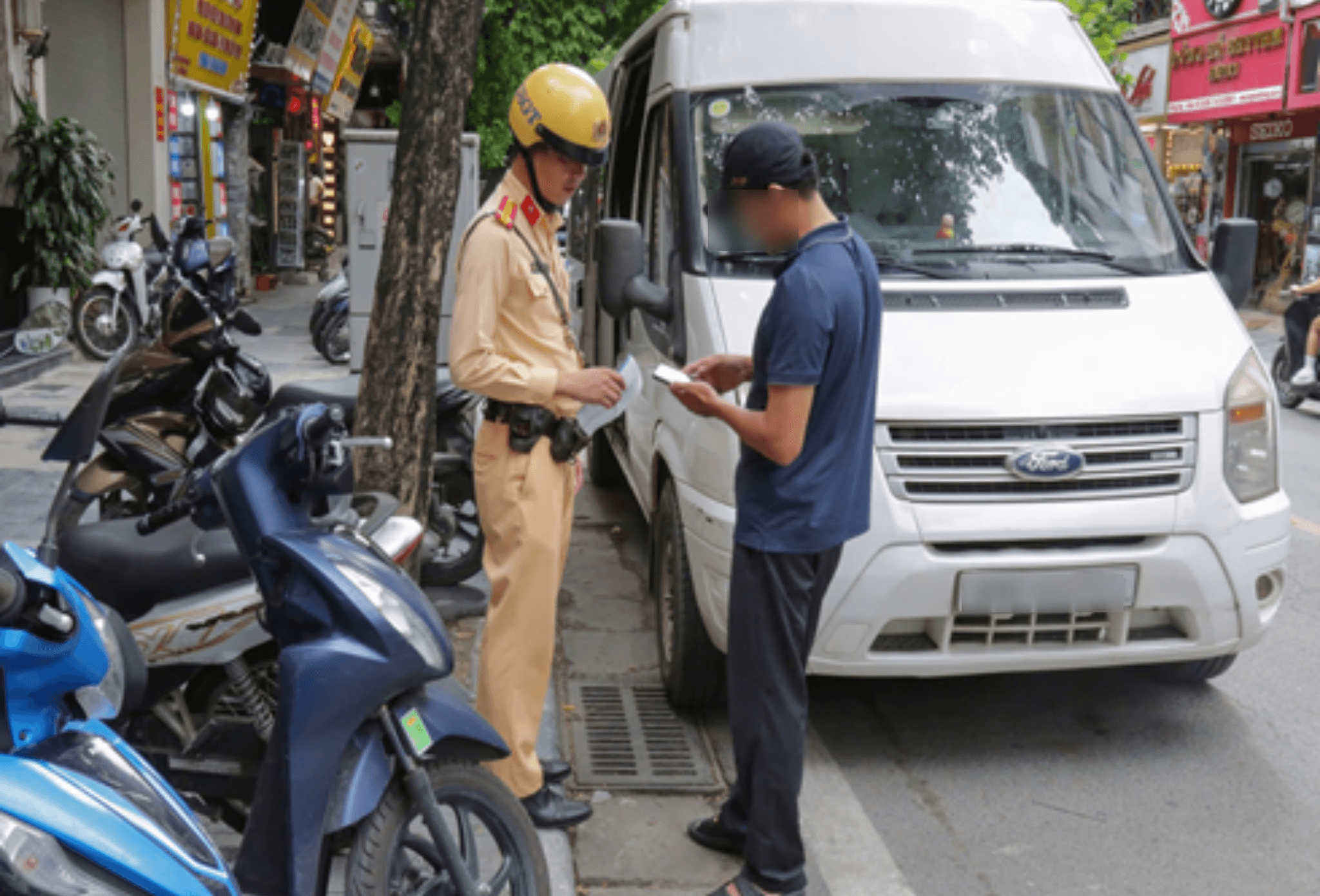 Hà Nội Nhiều ô tô bị cẩu kéo vì đỗ sai quy định trên các tuyến phố trung tâm 2